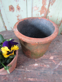 Antieke handgemaakte terracotta pot