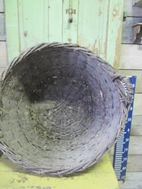 Grote oude wilgentenen mand