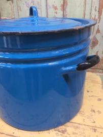 Grote blauwe emaille ketel met deksel