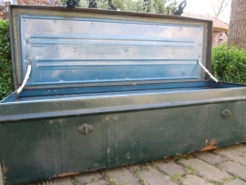 Oude lange metalen groene kist