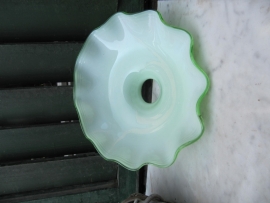 Brocante wandlamp met groene glazen kap en goudkleurige voet