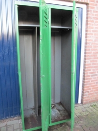 Oude metalen dubbele fabrieks locker groen