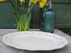 Brocante aardewerkschaal met blauw bloemmetjes motief