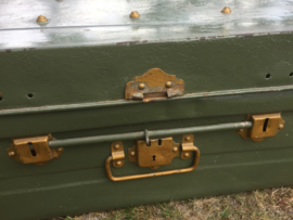 Oude grote metalen kist