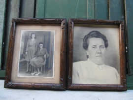Beautiful brocante set of 2 rectangular frames with photo.