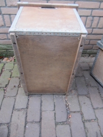 Oude houten bak met verzinkte versteviging
