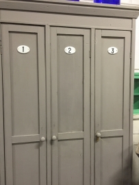 Oude houten lockerkast 3 deurs