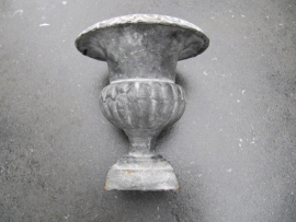 Oude gietijzeren vaas