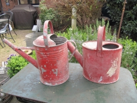 Brocante old red zinc watering can