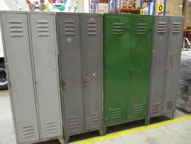 Oude metalen dubbele fabrieks locker groen