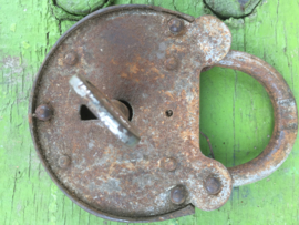 Groot oud gebruikt Douane hangslot met sleutel