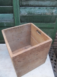 Mooie oude houten vierkante kist