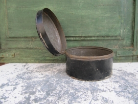 Antique tin in black with pearl