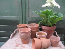 Oude handgevormde Terracotta potten in diversen formaten set van 10 stuks