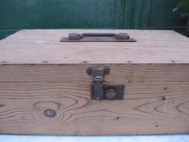 Mooie Franse houten kist met leuke sluiting