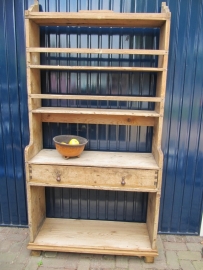 Antieke staande houten open kast met brede lade.