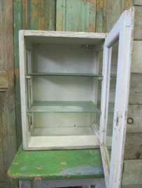 Vitrine kastje met glazen planken