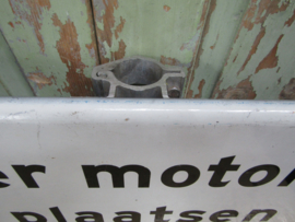 Metalen bord "Hier motoren plaatsen"