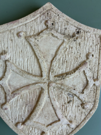 Betonnen schild met Occitaans kruis