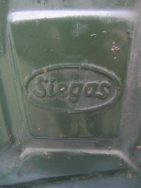 Brocante metalen groene jerrycan klein model