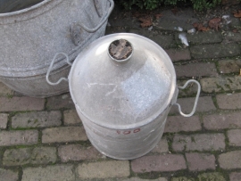 Oude brocante zinken kruik