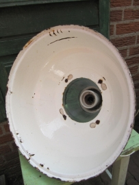 Oude mooie grote groene industriële lamp