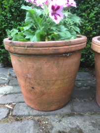 Antieke handgevormde terracotta pot groot