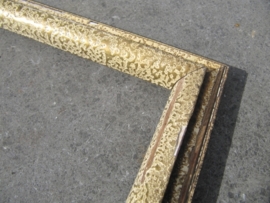 Oude brocante lijst met goudkleurige accenten