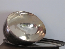 Oude brocante verzilverde ovale schaal met cloche.