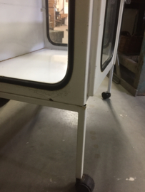 Oude metalen vitrine / apothekers kast