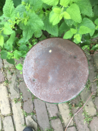 Oud metalen krukje