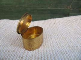 Klein goudkleurig doosje met zeepaardje