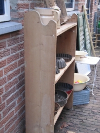 Oude brocante staande open kast of regaal
