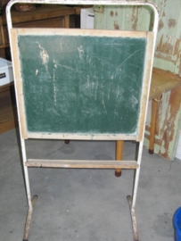 Heel leuk oud brocante schoolbordje op metalen standaard
