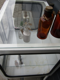 Oude metalen vitrine / apothekers kast