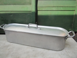 Brocante big fish kettle