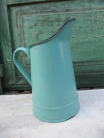 Groene emaille melkkan