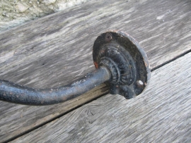 Antieke Franse stal- of buitenlamp met gietijzeren voet