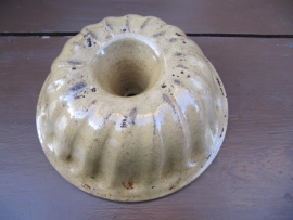 Oude Franse geglazuurde cake- of tulbandvorm van aardwerk
