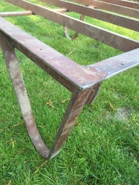 Oude industriële metalen pallet voor salontafel