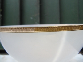 Brocante opaal glazen witte schaal op voet