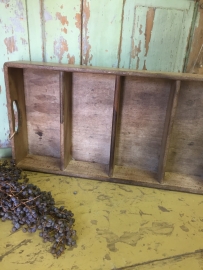 Oude houten bak met 4 vakken