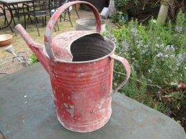 Brocante old red zinc watering can