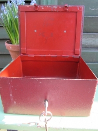 Oud brocante rood metalen geldkistje