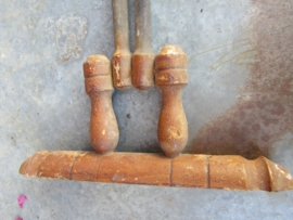 Brocante houten handdoekstang