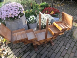 Hele oude brocante naaikist met klaplades