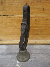 Oude koperen bel met lederen riem