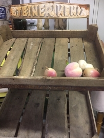 Metalen rek met 3 kratten