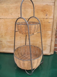Brocante metal stand with fixed wicker trays