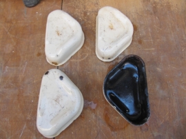 Frans brocante emaille creme kleurige kastpootonderstellen set van 4